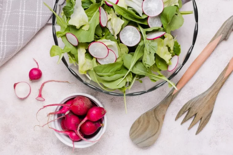 que faire avec des fanes de radis salades legumes verts feuilles