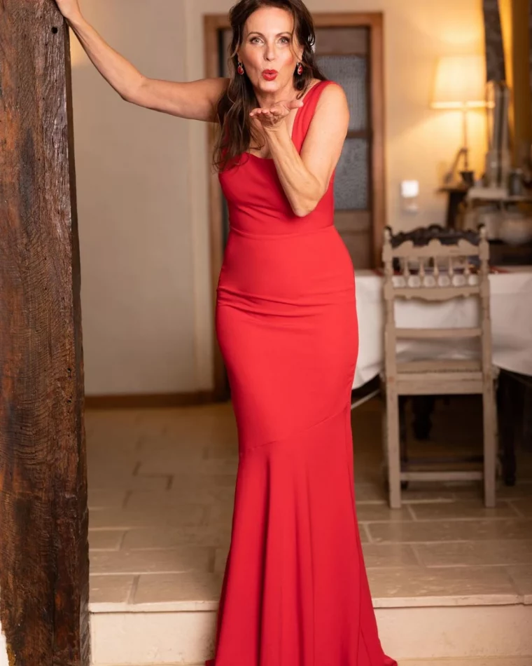 quel robe longue amincissante pour femme ronde tissu rouge