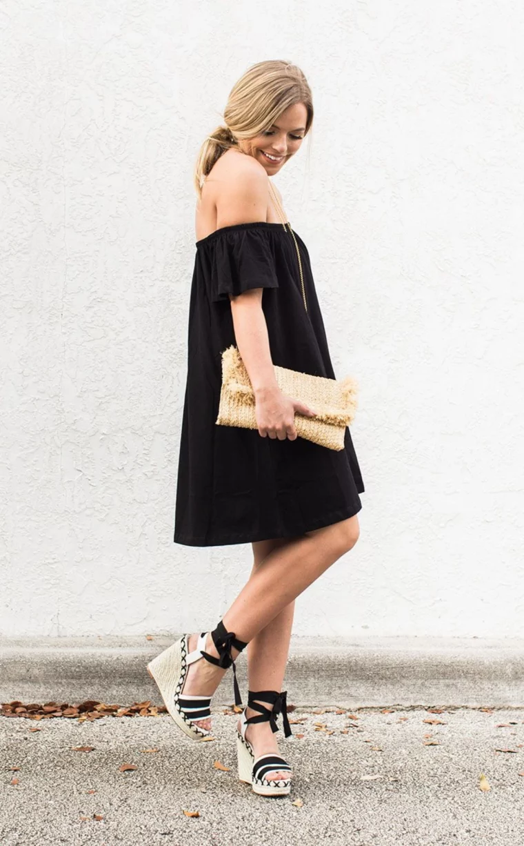 robe courte noire avec des espadrilles et un sac a main