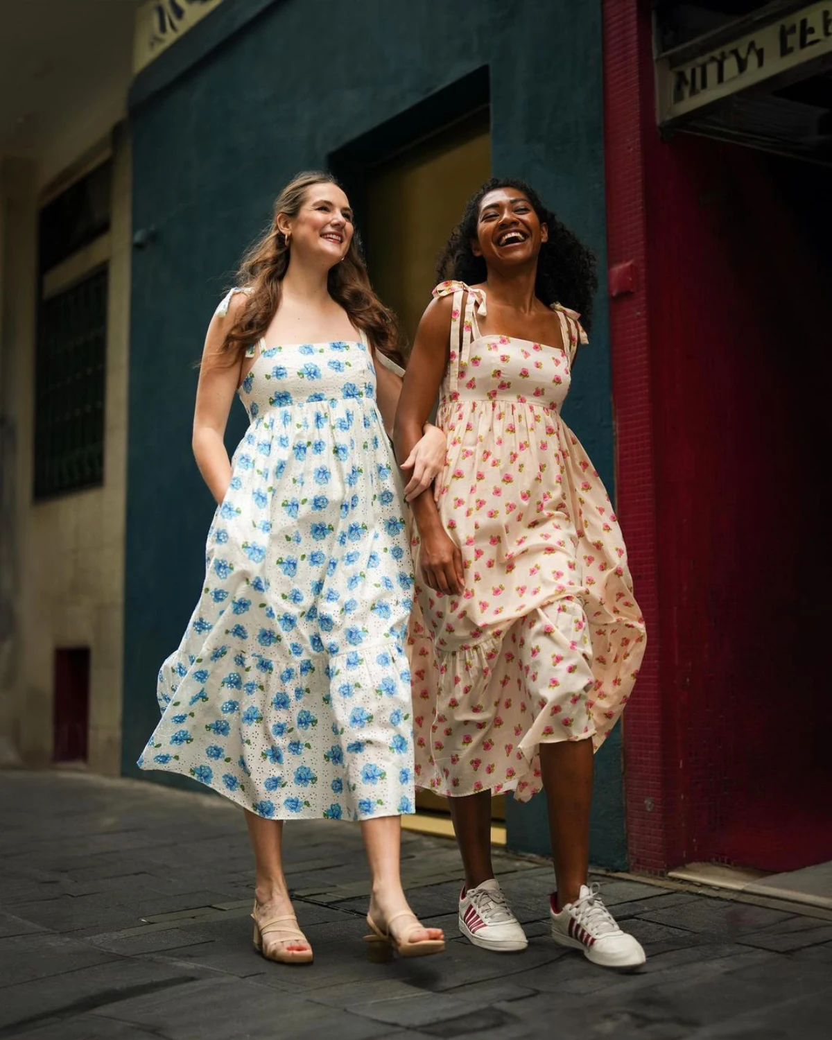 robe fleurie avec des baskets deux femmes
