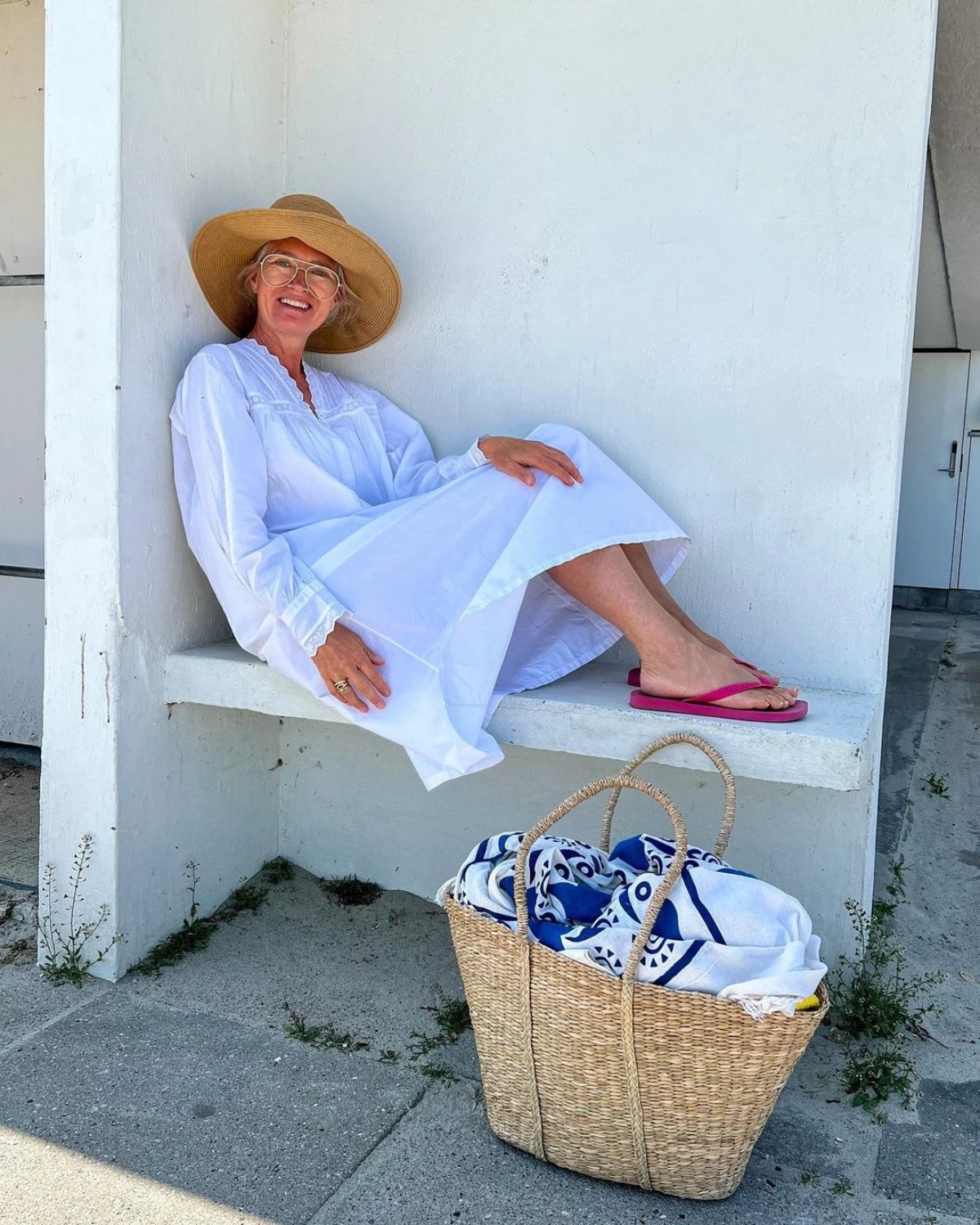robe longue blanche plage mode femme 60 ans sac et chapeau