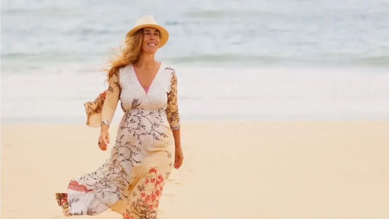 robe longue maxi decollete v motifs fleurs capeline paille femme plage sable