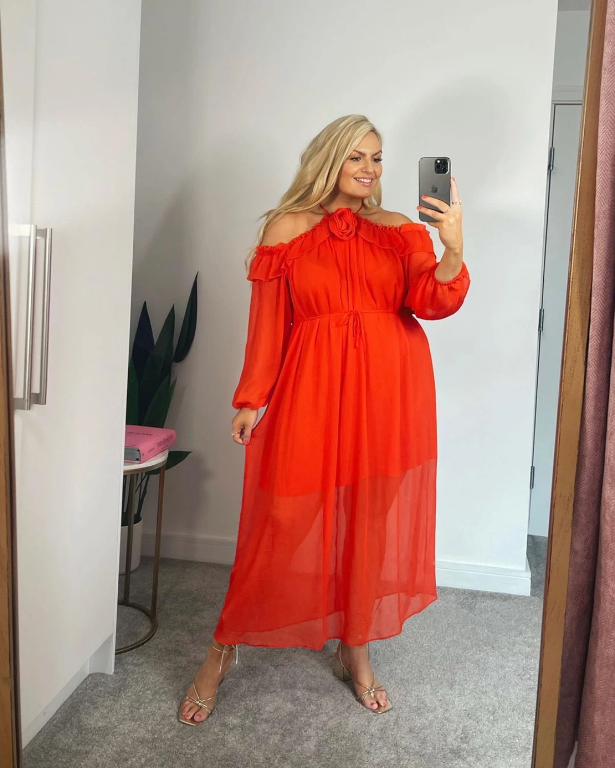 robe rouge longue trasnparente femme ronde look