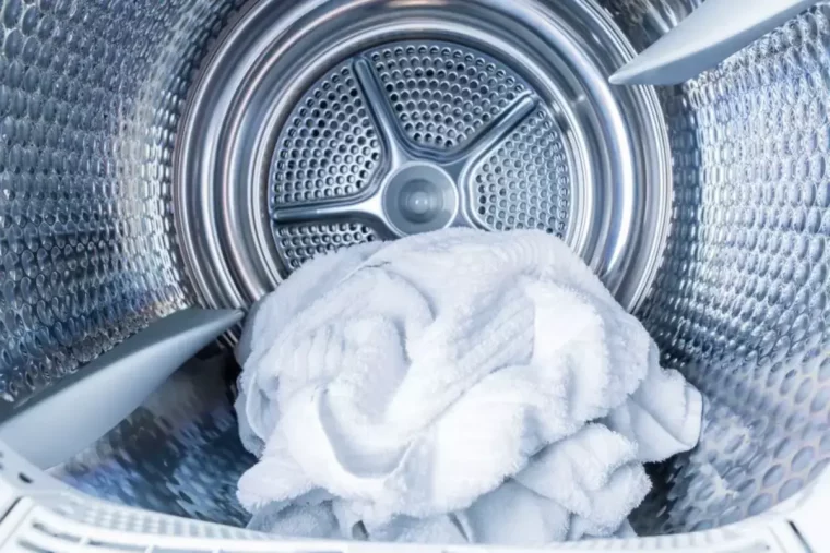 seche linge avec une serviette blanche que faire des peluches du seche linge