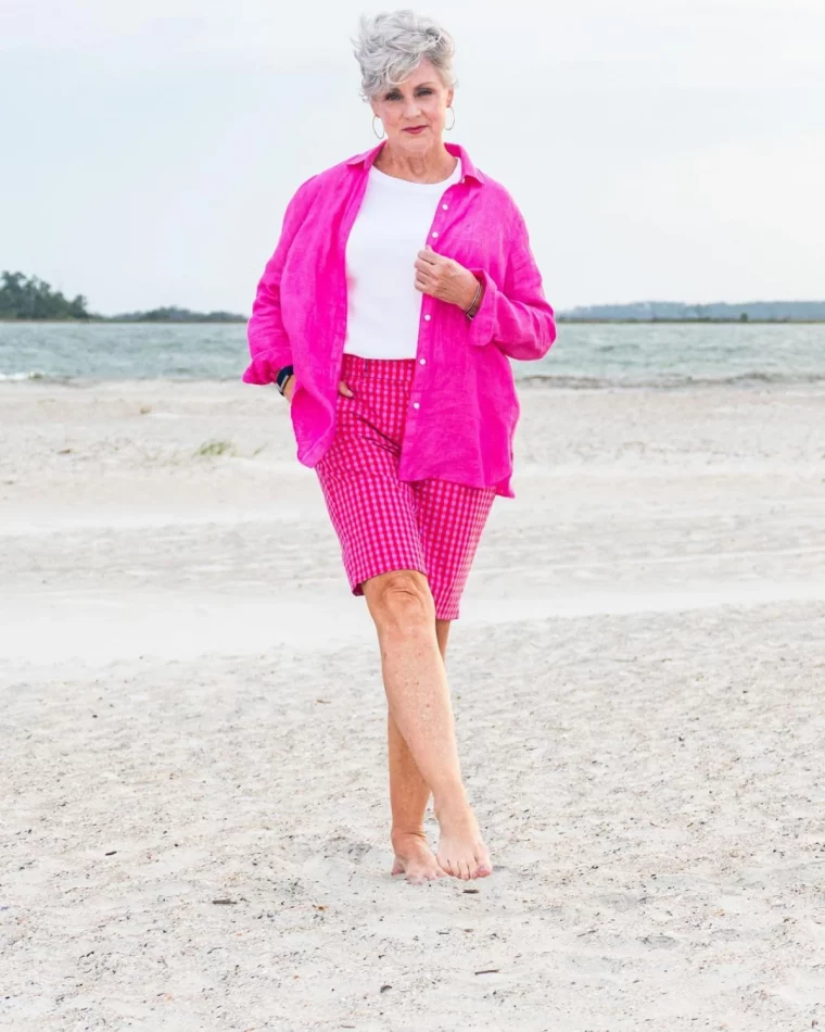 short et chemise fushia t shirt blanc tenue de plage femme 60 ans