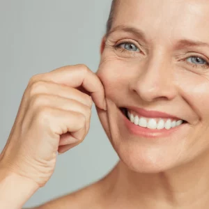 Excellente recette de soin visage anti-âge naturel pour femme après 50 ans ! Une peau ferme exempte de rides sans se ruiner