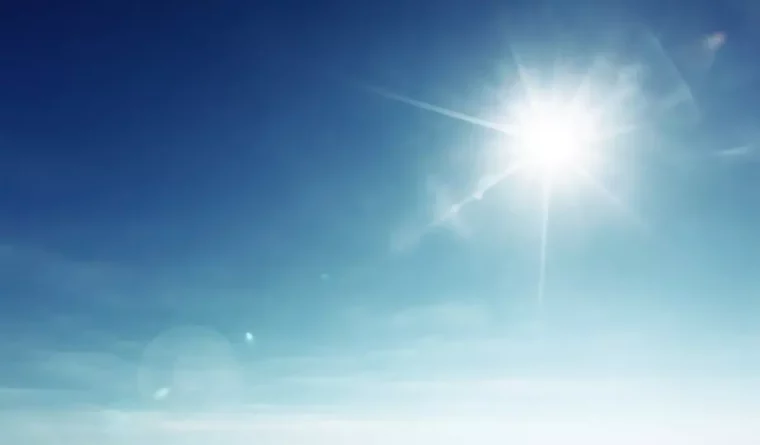 soleil dans le ciel facteur de jaunissement cheveux blancs