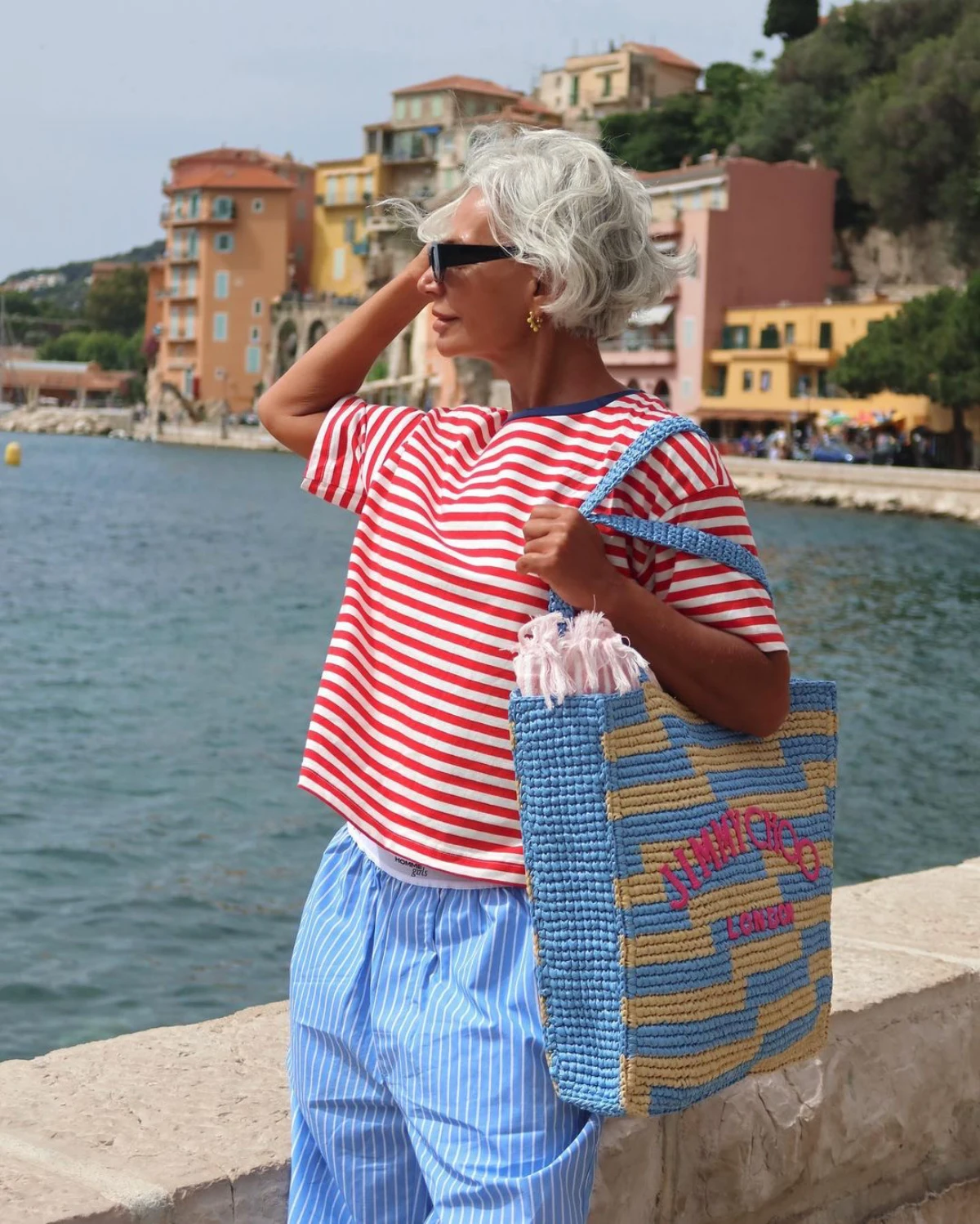 t shirt rayures rouges bermuda sac idee de tenue de plage femme 60 ans