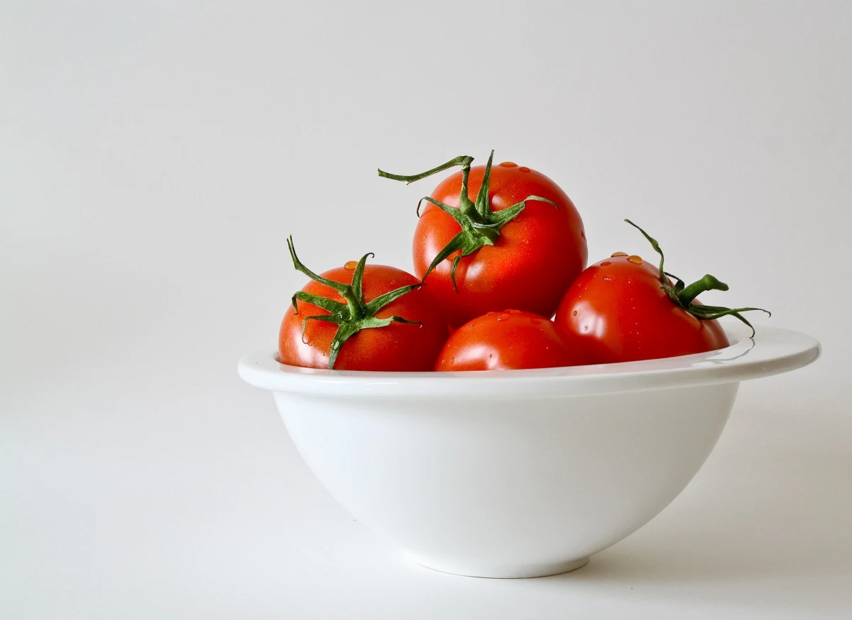 tomates dans un bol nourriture interdite volailles