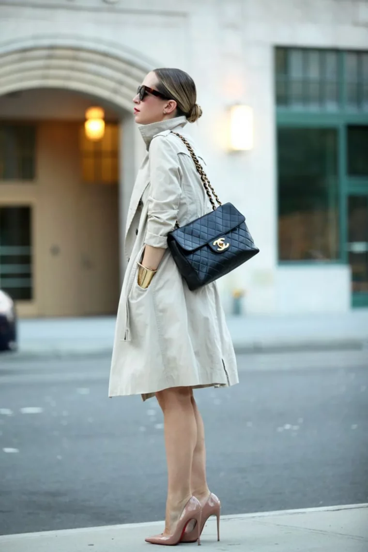 trench coat gris clair robe aux genoux escarpins