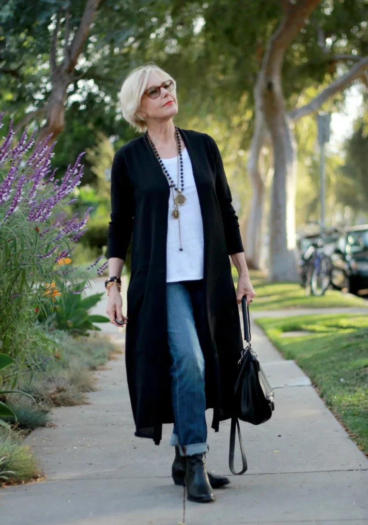 trench coat noir top blanc et jean que porter quand on a 50 ans comme veste