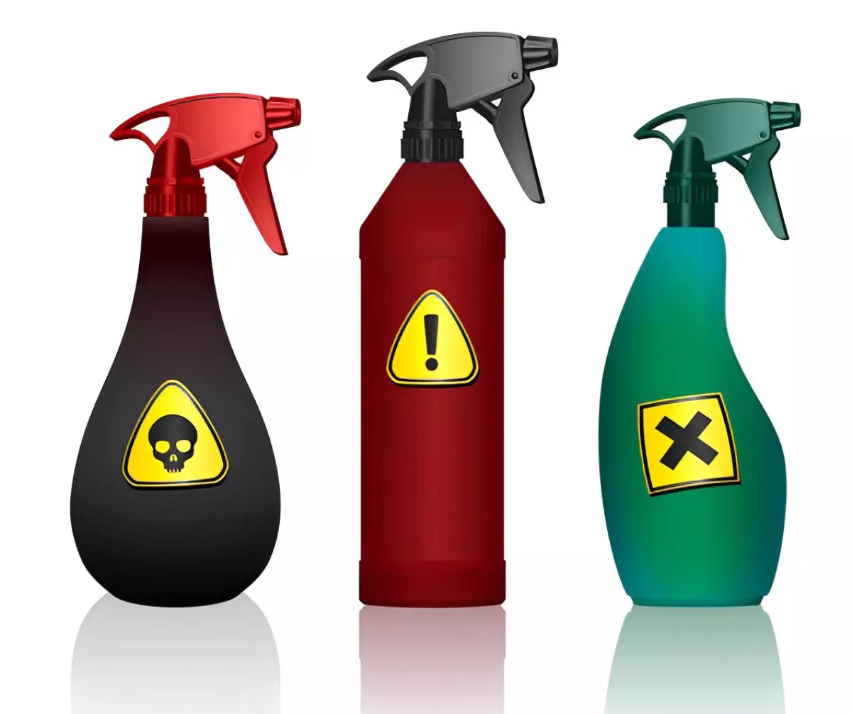 trois puverisateurs noir rouge et vert avec des symboles jaunes dessus