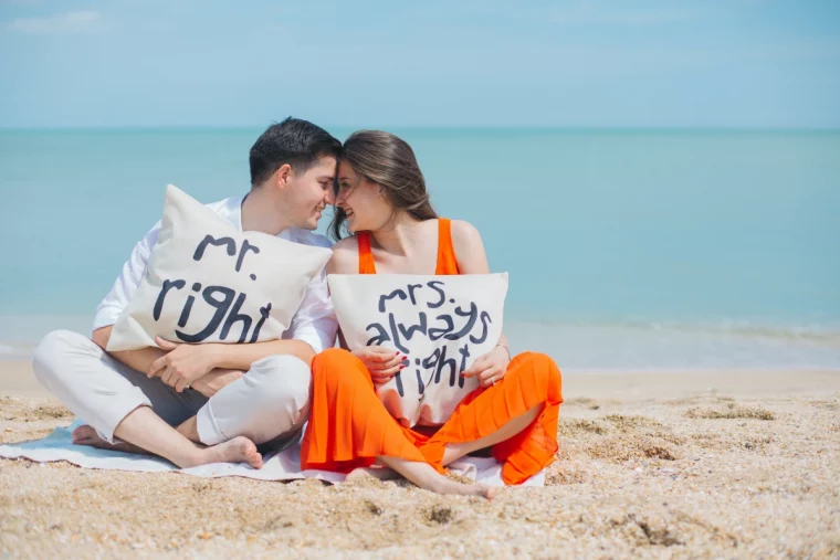 un couple a la plage coussin comment mieux comprendre les hommes