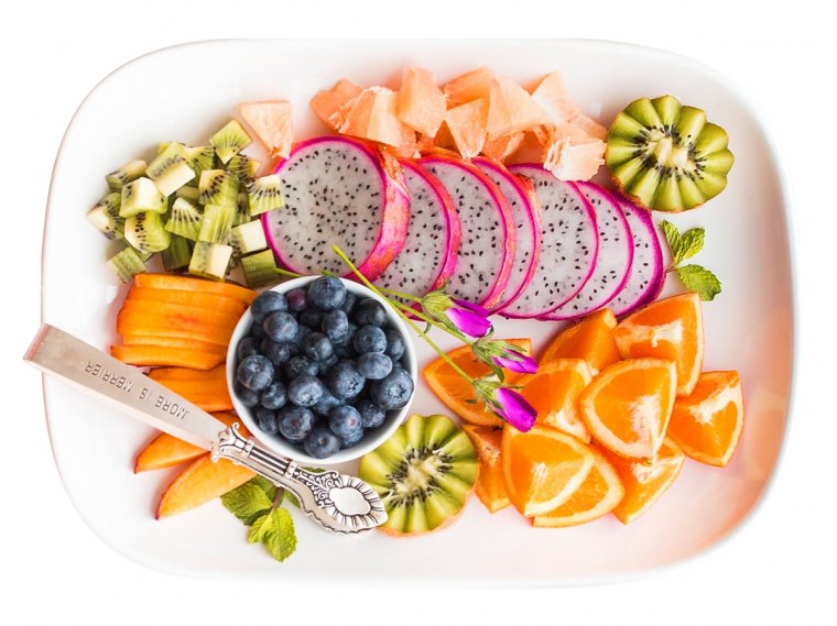 une assiette coloree pleine de fruits