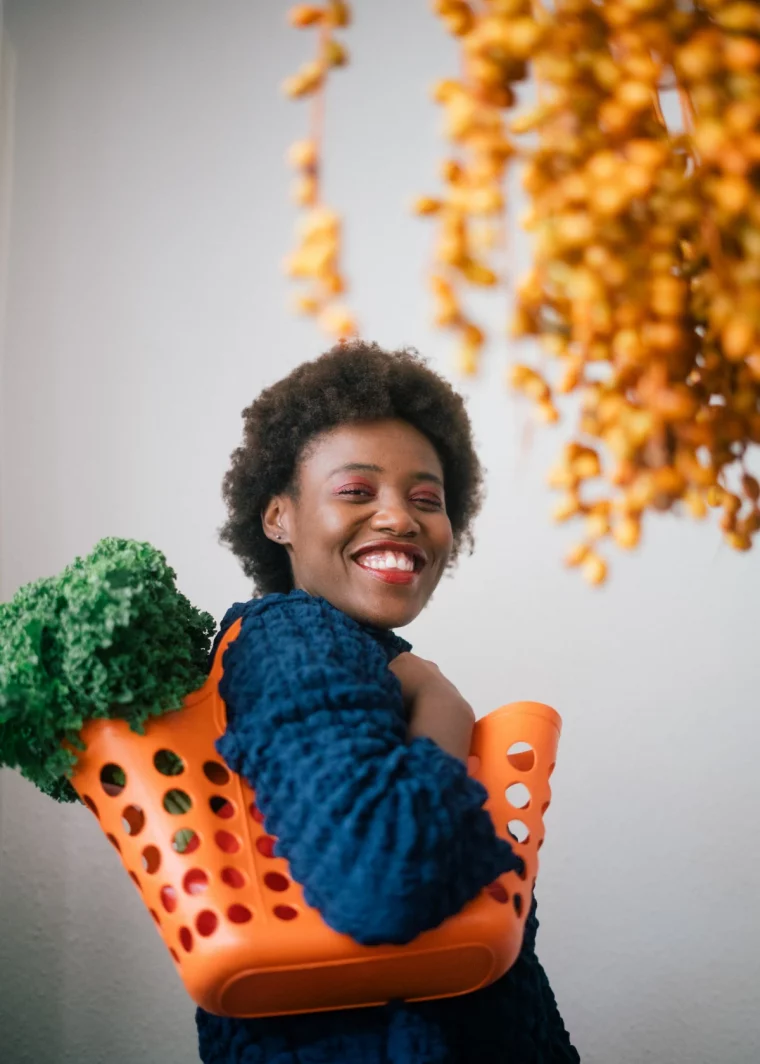 une femme avec un sac orange et brocolis