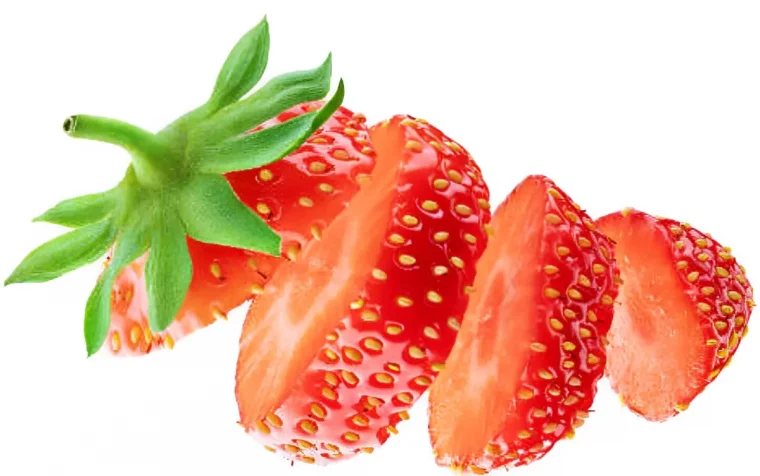 une fraise decoupee en tranches sur fond blanc