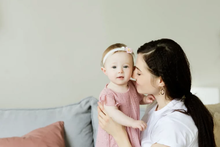 une maman avec son bebe fautes parentales d education