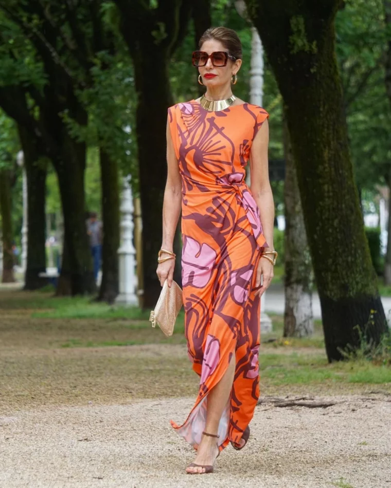 une robe imprime longe orange chaussure mode femme 50 ans