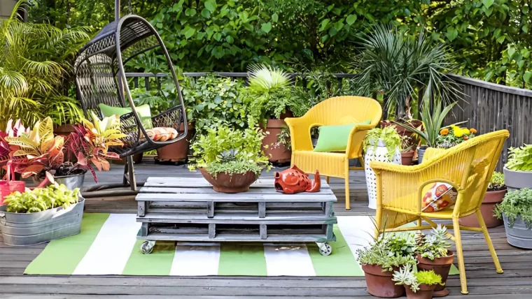 une terrasse propre et ordonnee avec des pots de fleurs de diverses tailles et formes