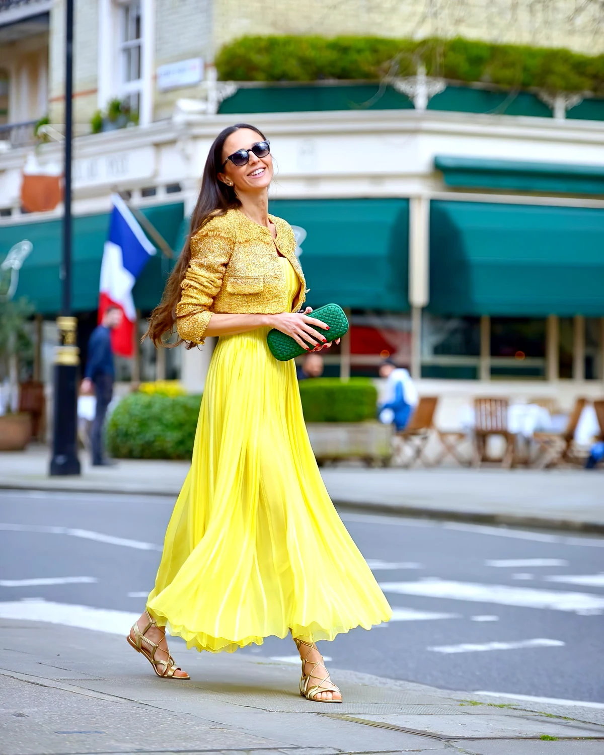 femme élégante en style bohème chic jupe jaune