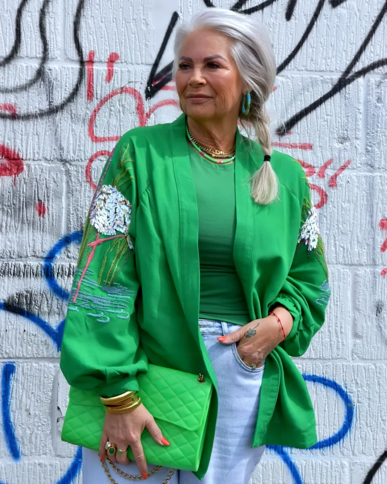 look bohème chic élégant pour femmes de 60 ans veste et top vert jean sac vert