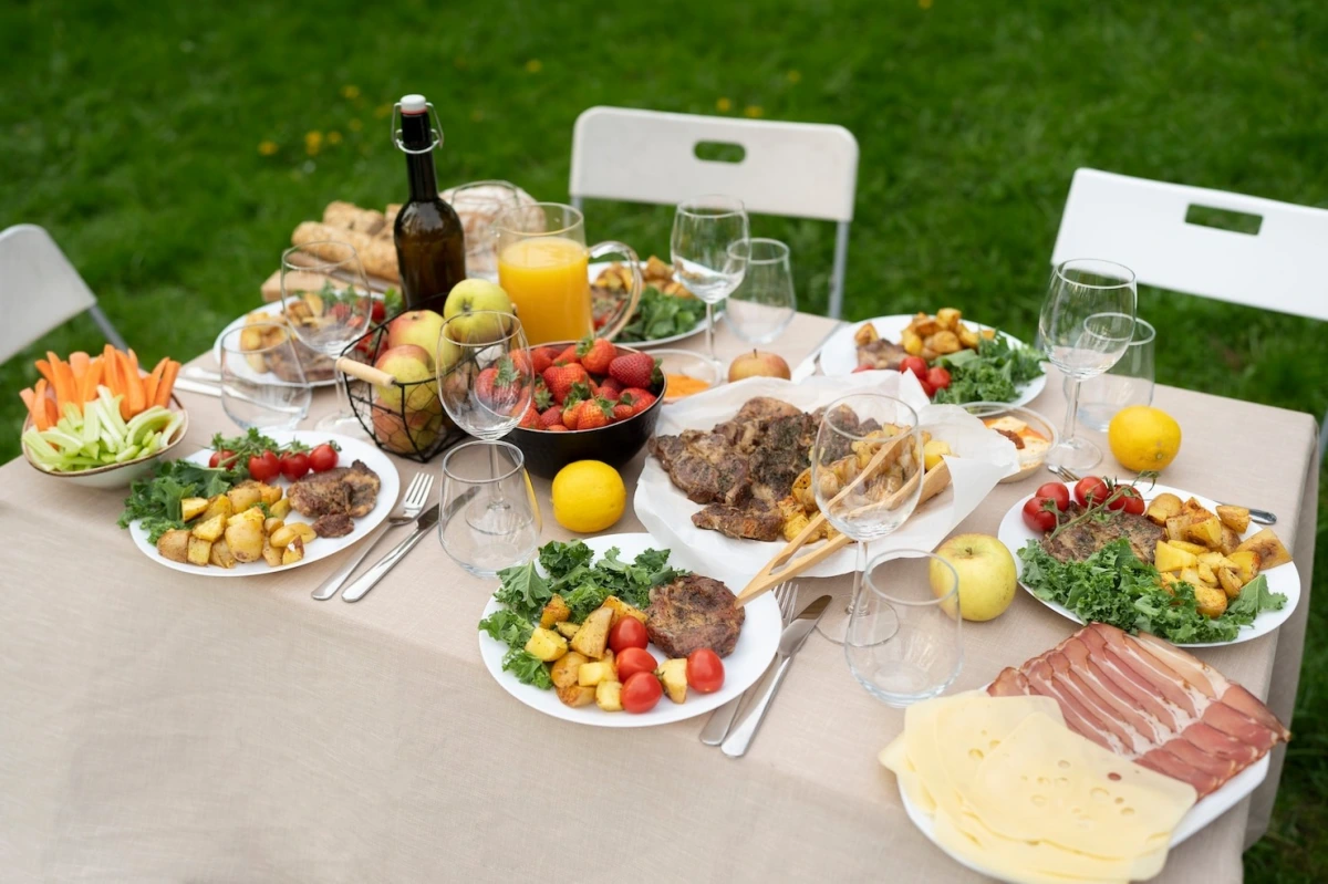 alimentation en cas de canicule aliments eviter table jardin chaises plastiques bouteille nappe beige
