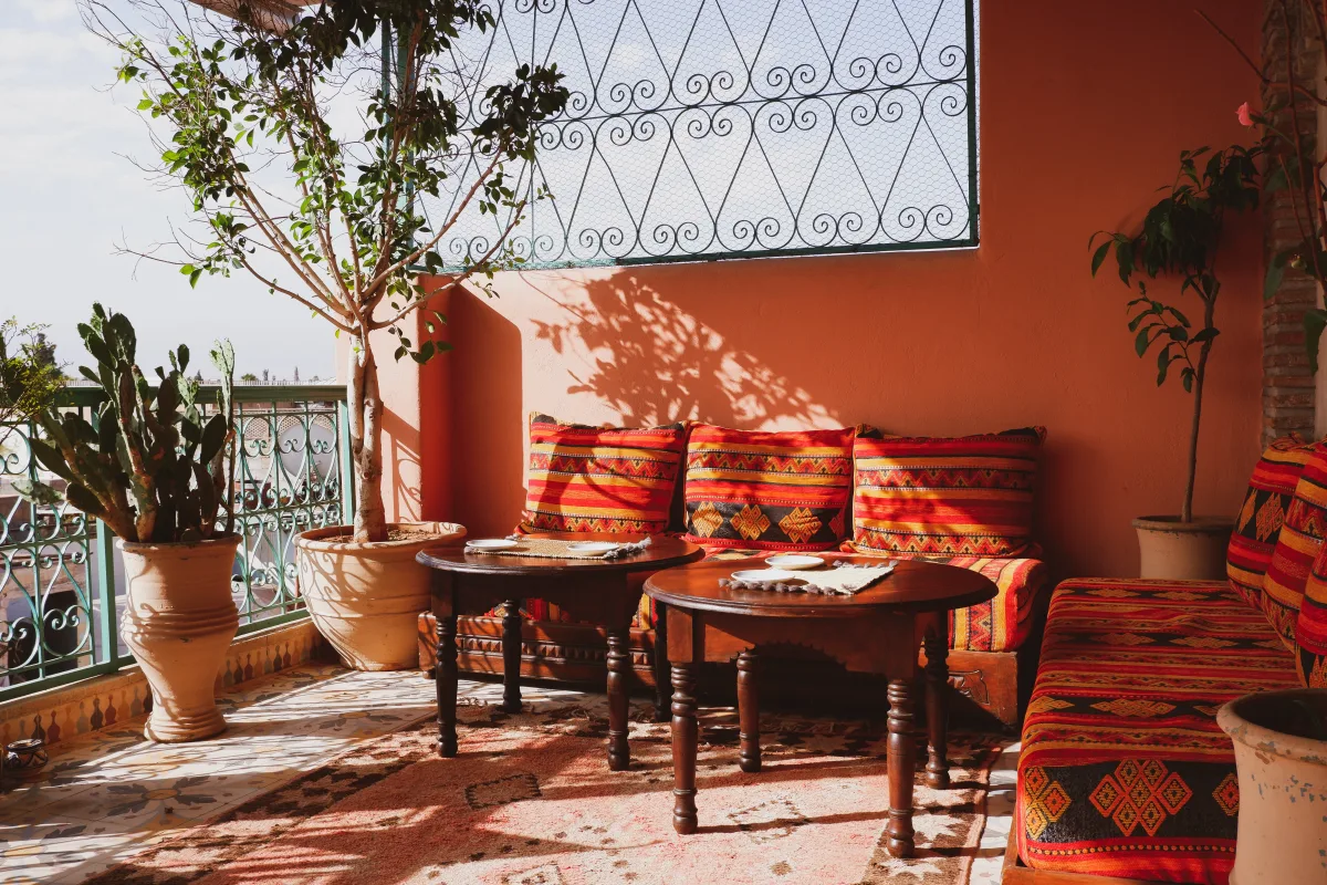 amenagement terrasse mediterraneenne en couleur terracotta tapisserie meubles motif orientaux plantes vertes