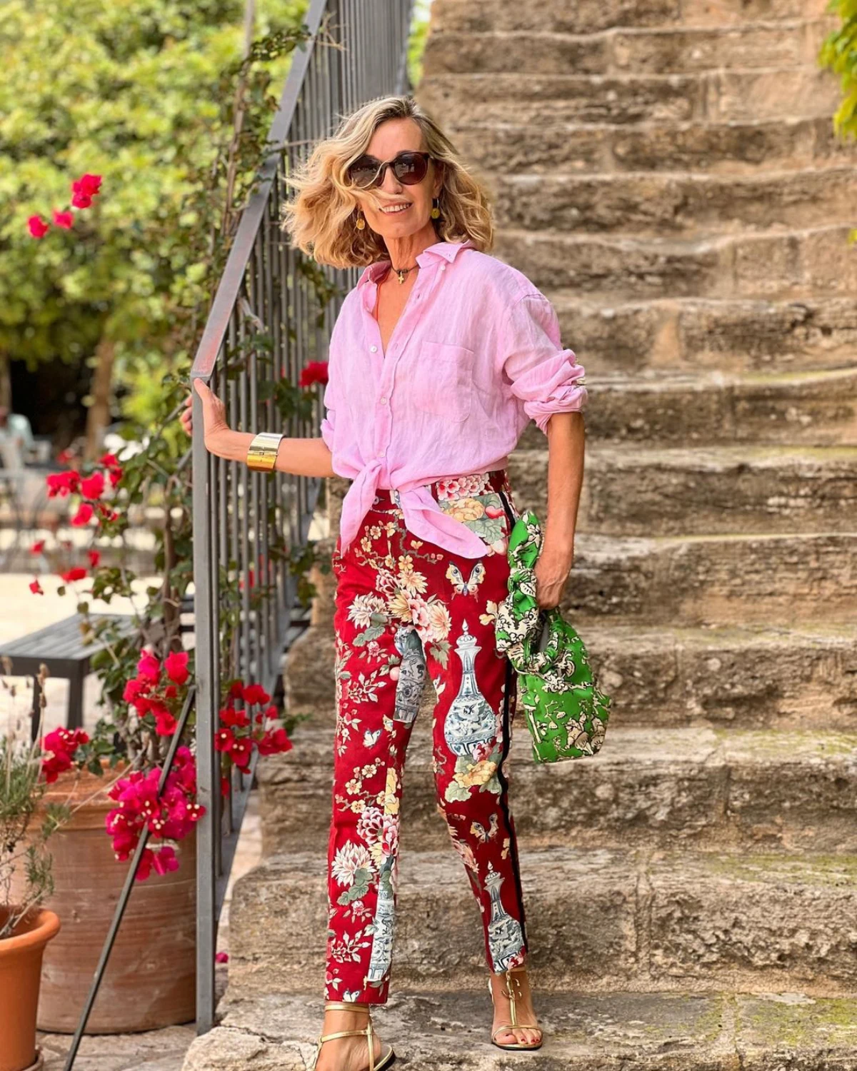 association couleur rose femme 50 ans chemise et pantalon