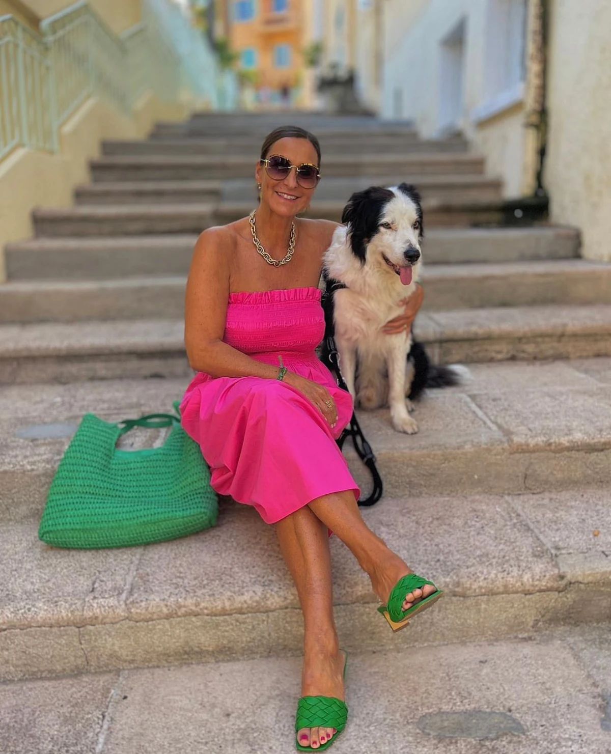 association de la couleur fuchsia au vert femme 60 ans marches chien
