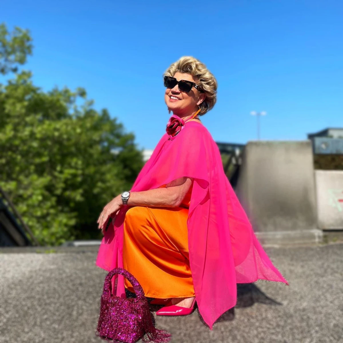association des couleurs rose et orange tenue femme 60 ans