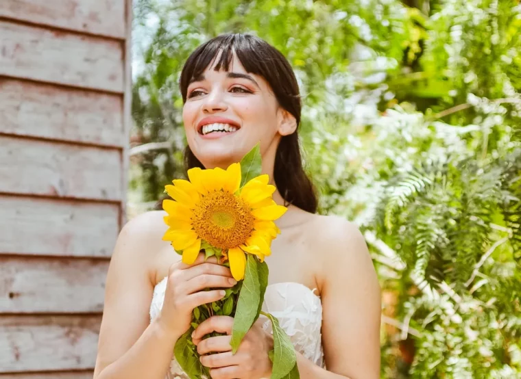 bouquet tournesol robe mariee nature plante coiffure cheveux mi attaches longs frange sourcils