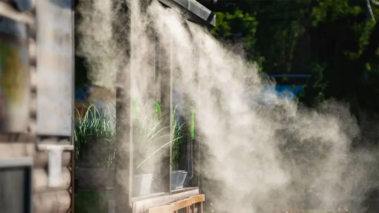 brumisateur systeme humidification air exterieur terrasse plante vertes colonne bois