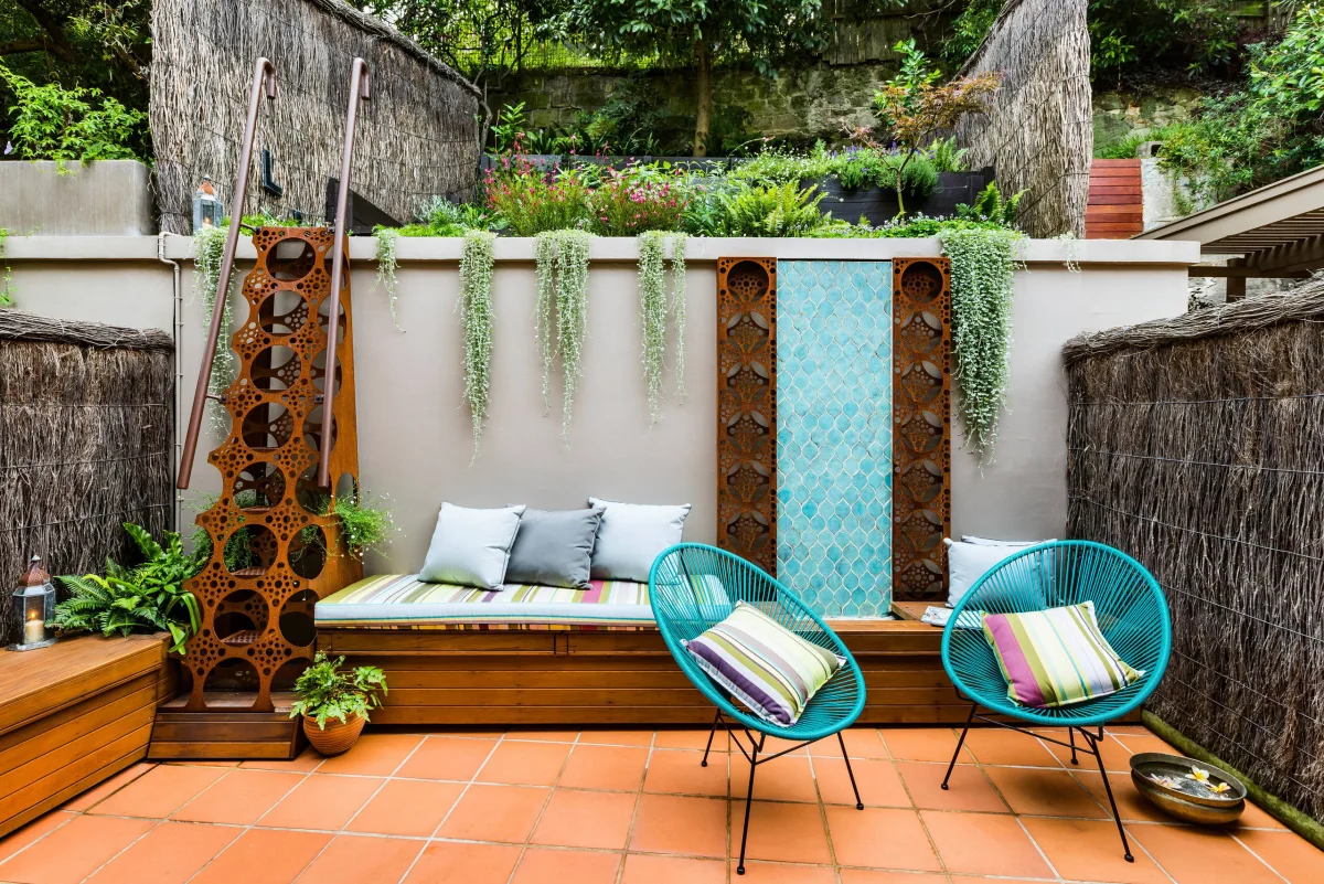 chaises bleues et terrasse habillée de dalles de terre cuite plantes originales d exterieur 