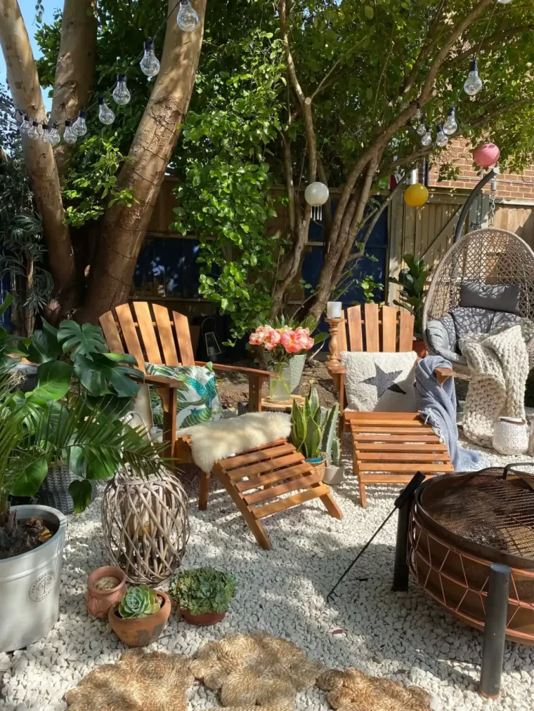 chaises longues bois et plantes méditerranéennes sans arrosage sur gravier