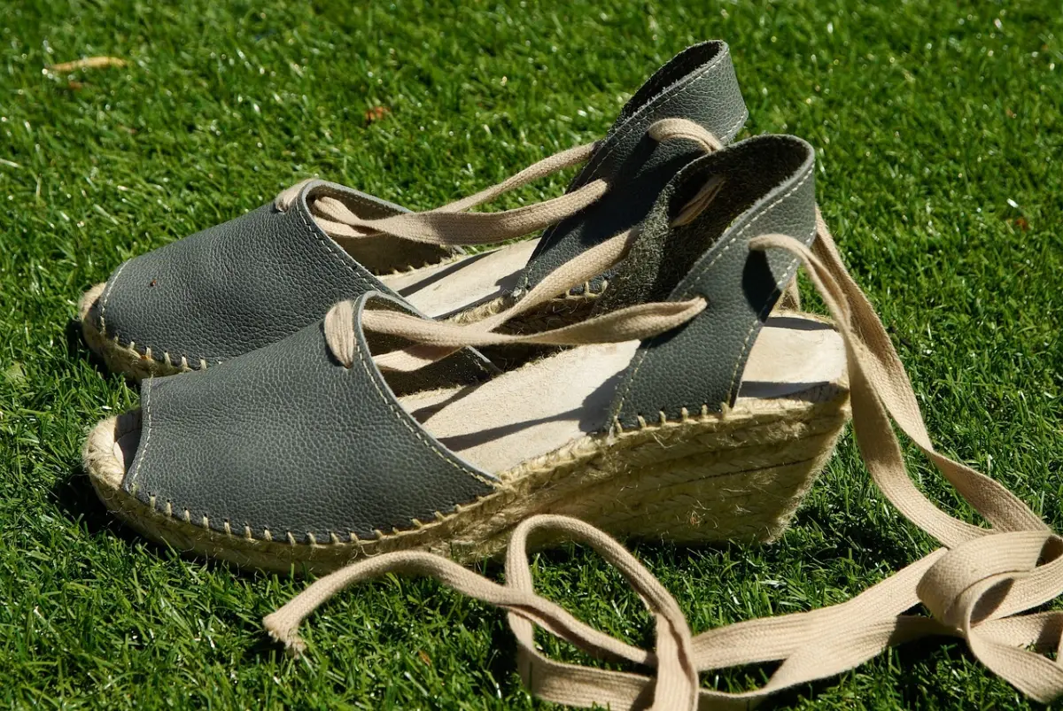 chaussures lacets semelles jute cuir dessus gazon pelouse espadrilles