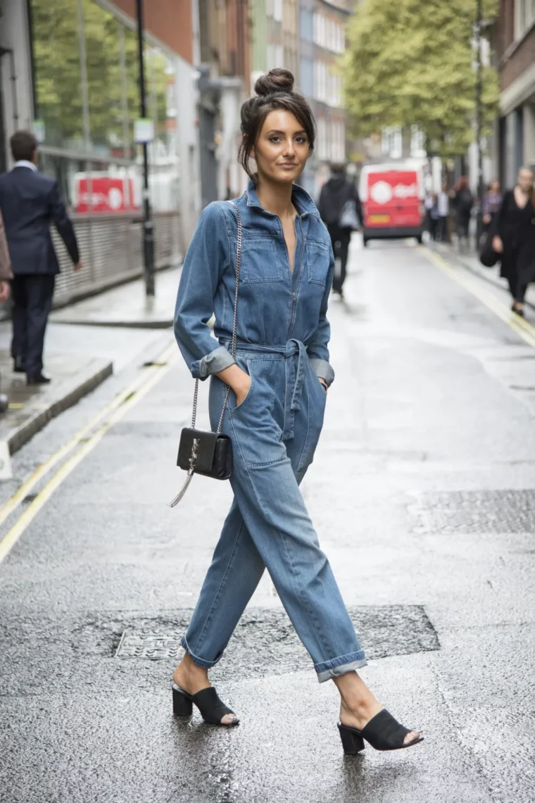 combinaison en denim avec mules et pochette