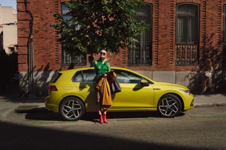 comment bien choisir une voiture citadine rue voiture jaune femme