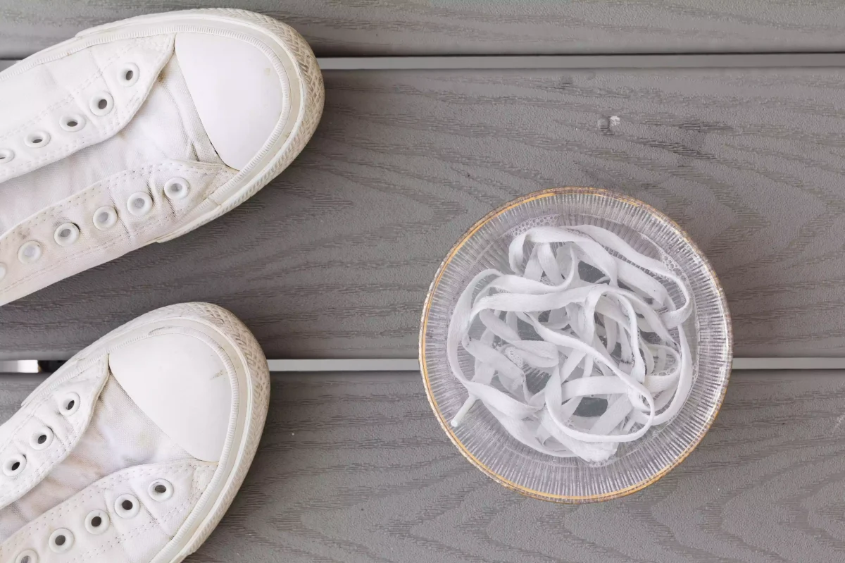 comment bien nettoyer des baskets blanches tissus lacets