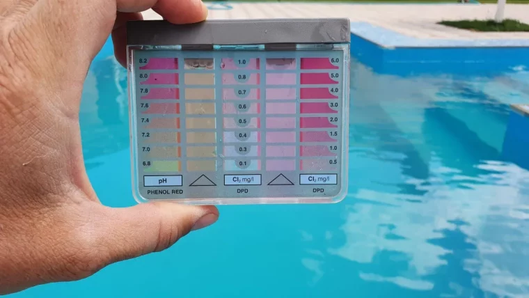 comment garder l'eau de la piscine propre naturellement mesurer leph