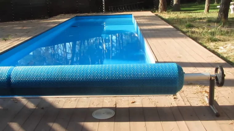 comment garder l'eau d'une petite piscine propre avec bache