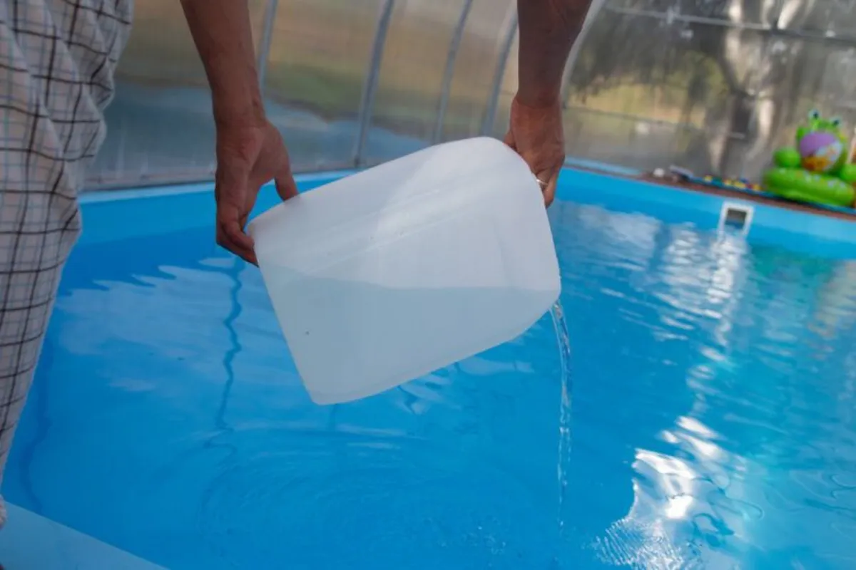 comment garder l'eau d'une piscine propre