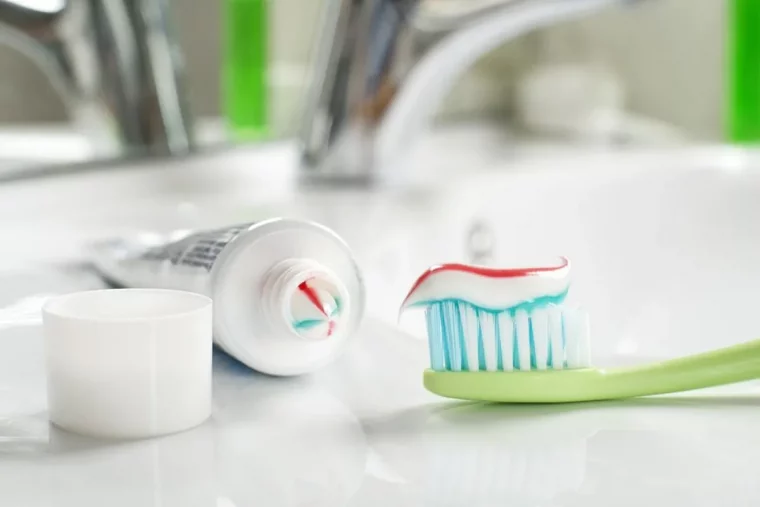 comment nettoyer de letain les methodes qui fonctionnent dentifrice