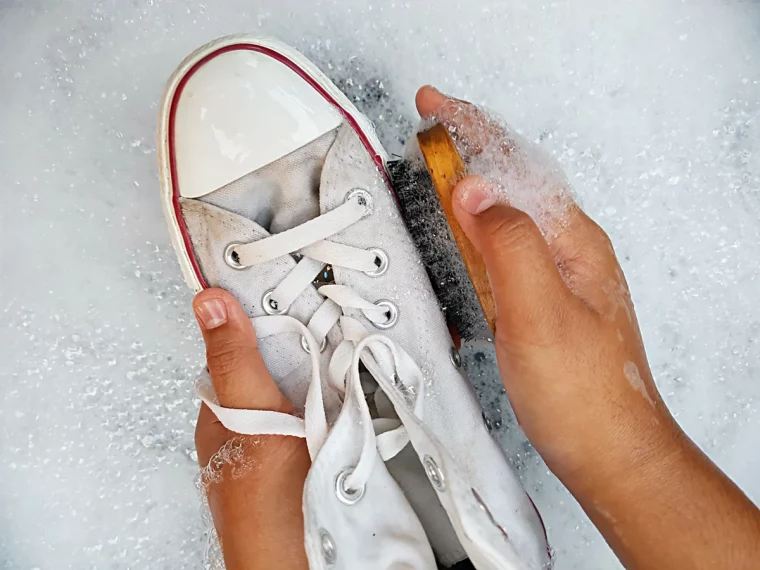 comment nettoyer des converses blanches pecarbonate de soude mains brosse