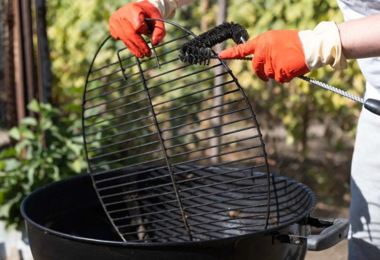 comment nettoyer un barbecue trеs encrassе grille brosse rigide gants protection rouge
