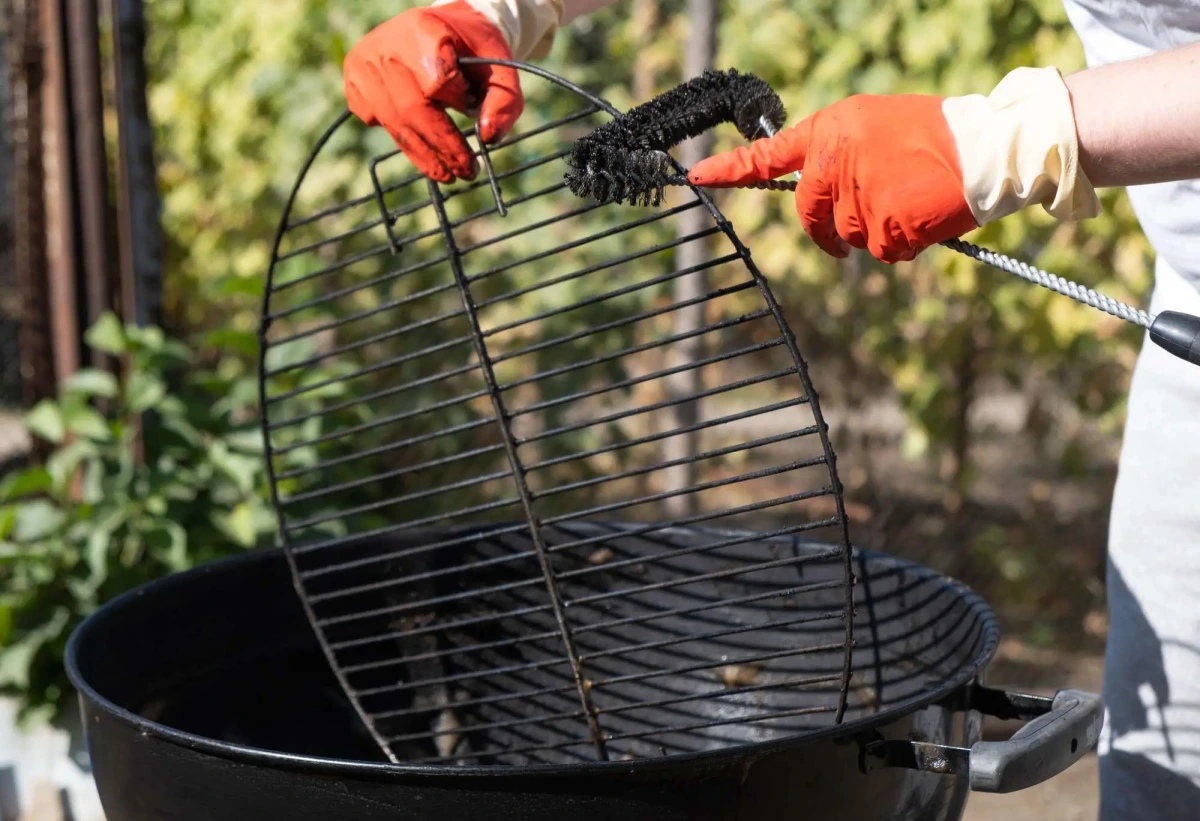 comment nettoyer un barbecue tres encrasse grille brosse rigide gants protection rouge