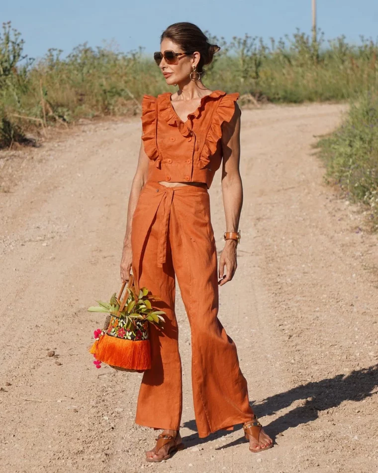 comment porter un pantalon large lorsque on est hrande tenue orange femme 60 ans mode