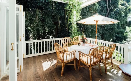 comment refroidir une terrasse en bois revetement meuble rotin ombre parasol vegetation brise vue plantes