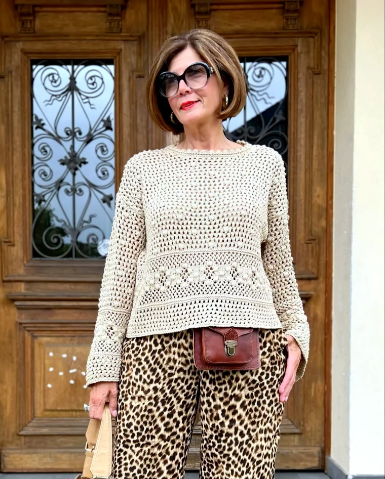 conseils de style bohème chic pour femmes de plus de 50 ans top brode pantalon imprime leopard