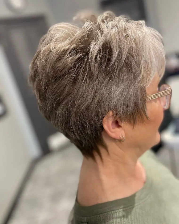 coupe de cheveux femme 2023 60 ans coloration poivre et sel meches grises cheveux courts