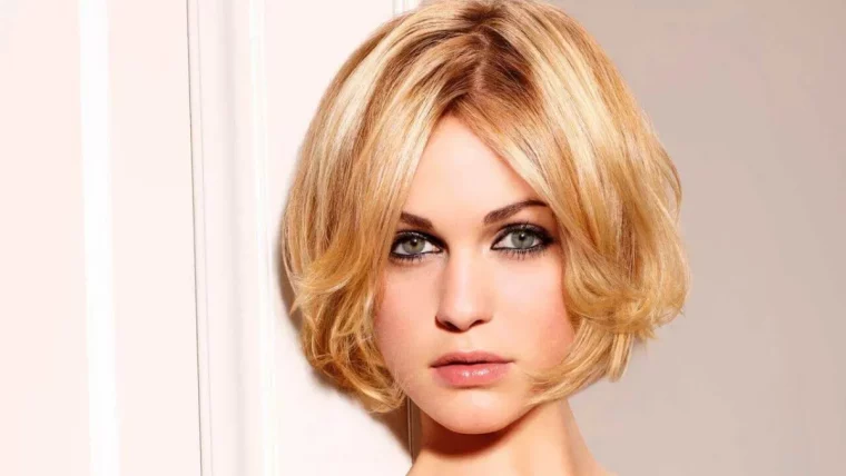 coupe de cheveux visage rond femme blonde